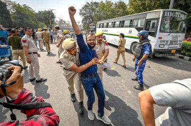 NEW DELHI, INDIA - 22 Mart 2024: Delhi Polisi ve Paramiliter gücü, Aam Aadmi Partisi 'nin (AAP) AAP lideri ve Delhi Genel Başkanı Arvind Kejriwal' ın ITO Chowk 'ta tutuklanmasını protesto eden destekçilerini gözaltına aldı 