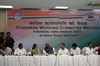 NEW DELHI, INDIA - 19 Mart 2024: Kongre Başkanı Mallikarjun Kharge, Sonia Gandhi, Rahul Gandhi, KC Venugopal ve Kongre Çalışma Komitesi (CWC) toplantısında yer alan diğer üyeler 
