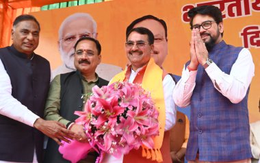 NEW DELHI, INDIA - 13 Mart: AAP lideri Ramesh Ambawata Birlik Bilgi ve Gençlik İşleri Bakanı Anurag Singh Takur, Delhi BJP Başkanı Virendra Sachdeva & LOP Ramvir Singh Bidhuri 'nin huzurunda BJP' ye katılın