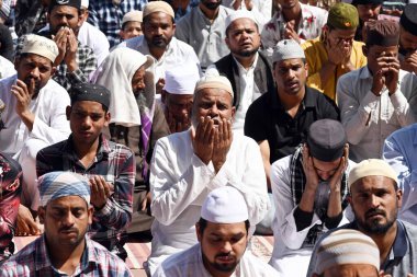 YENİ DELHI, INDIA - 15 Mart 2024 'te Hindistan' ın Yeni Delhi kentinde Müslüman dindarlar kutsal Ramazan ayının ilk Cuma namazını kıldılar. Her yıl, İslam takviminin dokuzuncu ayına büyük bir adanmışlıkla bakılıyor.