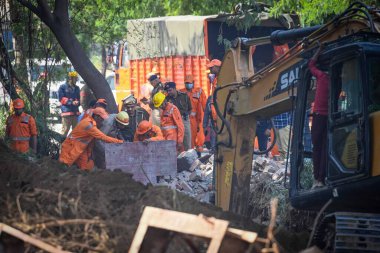 NEW DELHI, INDIA - 10 Mart 2024 tarihinde Hindistan 'ın Yeni Delhi kenti yakınlarındaki Delhi Jal Board kanalizasyon arıtma tesisinde bir kişinin düştüğü haberinin ardından NDRF yetkilileri kurtarma operasyonları yaparken görüldü.