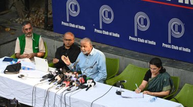 NEW DELHI, İNDİA - 22 Mart: Prashant Bhushan, Anayasa Mahkemesi, Prof. Jagdeep Chhokar, Demokratik Reformlar Birliği, Anjali Bharadwaj, Ortak Amaç, Nitin Sethi, Gazeteciler Topluluğu bir basın konferansına seslendi 