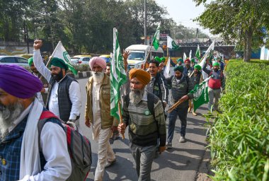 NEW DELHI, INDIA - 14 Mart 2024 tarihinde Hindistan 'ın Yeni Delhi şehrinde Ramlila Meydan' da devam eden Kisaan Panchayat nedeniyle trafik sıkışıklığı görüldü. Punjab çiftçileri Delhi 'deki Ramlila Meydan' da toplandı. 