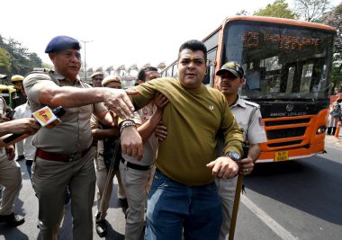 NEW DELHI, INDIA - 22 Mart 2024: AAP lideri ve Delhi Başbakanı Arvind Kejriwal 'ın ITO Chowk' ta tutuklanmasını protesto eden AAP çalışanları Delhi Polisi tarafından gözaltına alındı 