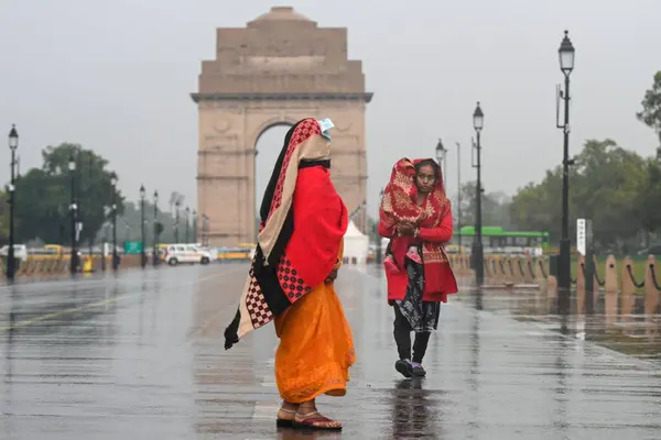 stock image NEW DELHI, INDIA - MARCH 2: People seen enjoying rainy weather on weekend morning at Kartavya Path, on March 2, 2024 in New Delhi, India. Rain lashed parts of the national capital on Saturday, bringing down the pollution levels in the city. 