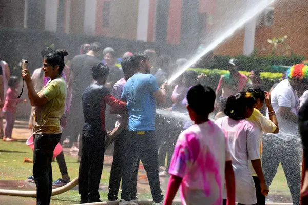 GURUGRAM, INDIA - 25 Mart 2024 'te Hindistan' ın Gurugram kentinde, 25 Mart 2024 'te, insanlar Holi festivalini 50.. 