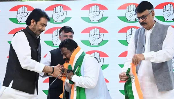 stock image NEW DELHI, INDIA - MARCH 20,2024:  BJP MLA from Jharkhand Jai Prakash Patel joins Congress Party in the presence of Congress leaders and Chairman, Media and Publicity Department, All India Congress Committee Pawan Khera, Jharkhand state.