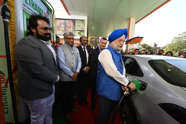 stock image NEW DELHI, INDIA - MARCH 15, 2024: Union Minister of Petroleum and Natural Gas Hardeep Singh Puri filling a Ethanol-blended petrol during the launch of Ethanol 100 at Indian Oils Irwin Road Service Station. 