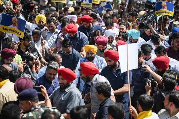 NEW DELHI, INDIA - 23 Mart: Pencap Genel Sekreteri ve Aam Aadmi Partisi (AAP) lideri Bhagwant Mann, Delhi CM ve parti ulusal kongre üyesi Arvind Kejriwal 'ın Delhi' de tutuklanmasını protesto etti 