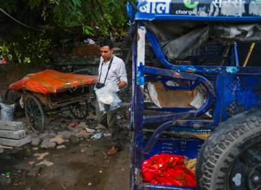 NOIDA, INDIA - 31 Temmuz 2024 'te Hindistan' ın Noida kentinde, Sektör 8 'deki bir evde çıkan yangın nedeniyle aynı aileden üç çocuğun ölümünü araştıran adli tıp ekibi. Polise göre, itfaiye olay hakkında bilgi almış. 