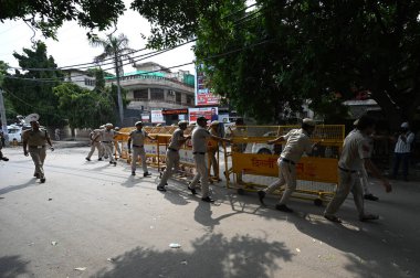 NEW DELHI, INDIA - 31 Temmuz 2024: Rau 'nun Eski Rajinder Nagar' daki koçluk merkezinin önünde protesto yapan öğrenciler, geçen hafta 3 UPSE adayı suların altında kalarak öldü, 31 Temmuz 2024 tarihinde, Hindistan 'ın Yeni Delhi kentinde. Fotoğraf: Salman Ali / Hindustan T