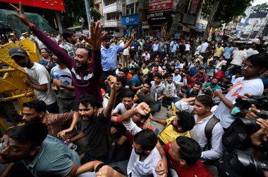 NEW DELHI, INDIA - 31 Temmuz 2024 'te öğrenciler, Rau' nun Eski Rajinder Nagar 'daki antrenörlük merkezinin önünde 3 UPSE adayının geçen hafta, Yeni Delhi, Hindistan' da 31 Temmuz 2024 'te suda boğulması sonucu hayatını kaybetmesini protesto ettiler. (Fotoğraf: Salman Ali / Hindustan Times )