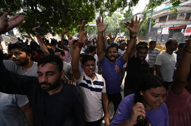 NEW DELHI, INDIA - 31 Temmuz 2024 'te öğrenciler, Rau' nun Eski Rajinder Nagar 'daki antrenörlük merkezinin önünde 3 UPSE adayının geçen hafta, Yeni Delhi, Hindistan' da 31 Temmuz 2024 'te suda boğulması sonucu hayatını kaybetmesini protesto ettiler. (Fotoğraf: Salman Ali / Hindustan Times )