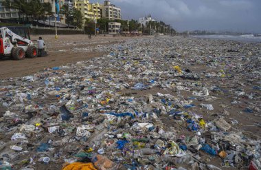 MUMBAI, INDIA - 31 Temmuz 2024 'te Hindistan' ın Mumbai kentinde, yüksek gelgitten sonra plastik atık dolu Juhu Chowpatty. Fotoğraf: Satish Bate / Hindustan Times 