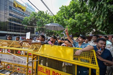 YENİ DELHI, INDIA - 30 Temmuz: Rau 'nun IAS Çalışma Çemberi' ndeki yetkilileri protesto etmek için toplanan öğrenciler, iddiaya göre 3 UPSC 'li adayın binanın bodrumunu yağmur suyuyla doldurduktan sonra boğularak öldüler.