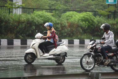 GURUGRAM, INDIA - 31 Temmuz 2024 'te Hindistan' ın Gurugram kentinde, IFFCO Chowk yakınlarında yağan yağmurda, banliyö sakinleri National Highway-48 'de görüldü. (Fotoğraf: Parveen Kumar / Hindustan Times 