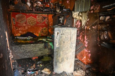 NOIDA, INDIA - 31 Temmuz 2024 'te Hindistan' ın Noida kentinde, Sektör 8 'deki bir evde çıkan yangında üç çocuk hayatını kaybetti. Polise göre, itfaiye teşkilatı şirketle ilgili bilgi almış.