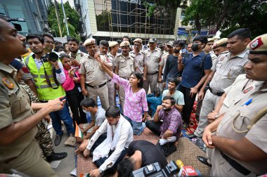 NEW DELHI, INDIA - 31 Temmuz: Delhi polis yetkilileri, Rau 'nun IAS Çalışma Çemberi önünde protestocularla konuşurken görüldü.