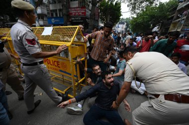 NEW DELHI, INDIA - 31 Temmuz 2024 'te öğrenciler, Rau' nun Eski Rajinder Nagar 'daki antrenörlük merkezinin önünde 3 UPSE adayının geçen hafta, Yeni Delhi, Hindistan' da 31 Temmuz 2024 'te suda boğulması sonucu hayatını kaybetmesini protesto ettiler. (Fotoğraf: Salman Ali / Hindustan Times )