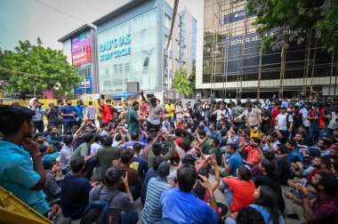 NEW DELHI, INDIA - 31 Temmuz Cumartesi günü Rajendra N 'de sağanak yağışların ardından binanın bodrumunda 3 UPSC' li adayın boğulduğu iddia edilen Rau 'nun IAS Çalışma Çemberi' nin önünde protesto yapan öğrenciler görülüyor