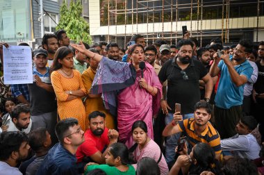 YENİ DELHI, INDIA - 30 Temmuz: Rau 'nun IAS Çalışma Çemberi' ndeki yetkilileri protesto etmek için toplanan öğrenciler, iddiaya göre 3 UPSC 'li adayın binanın bodrumunu yağmur suyuyla doldurduktan sonra boğularak öldüler.