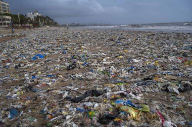 MUMBAI, INDIA - 31 Temmuz 2024 'te Hindistan' ın Mumbai kentinde, yüksek gelgitten sonra plastik atık dolu Juhu Chowpatty. Fotoğraf: Satish Bate / Hindustan Times 