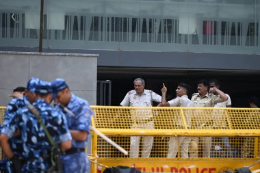 NEW DELHI, INDIA - 30 Temmuz: Rau 'nun IAS Çalışma Çemberi' nde görevli güvenlik görevlileri, Cumartesi günü Rajendr 'de meydana gelen sağanak yağmurun ardından binanın bodrumunda 3 UPSC adayının boğularak öldüğü iddia ediliyor.