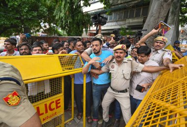 NEW DELHI, INDIA - 31 Temmuz Cumartesi günü Rajendra N 'de sağanak yağışların ardından binanın bodrumunda 3 UPSC' li adayın boğulduğu iddia edilen Rau 'nun IAS Çalışma Çemberi' nin önünde protesto yapan öğrenciler görülüyor
