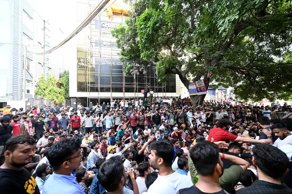 NEW DELHI, INDIA - 31 Temmuz: Rau 'nun koçluk merkezinde MCD tarafından yapılan eylem, Rau' nun Rau 'nun Eski Rajinder Nagar' daki koçluk merkezinin önünde protesto edilen öğrencilerin geçen hafta 3 UPSE adayı suların altında kalarak öldüler, 31 Temmuz 2024 tarihinde, Yeni Delhi, Hindistan 'da. 