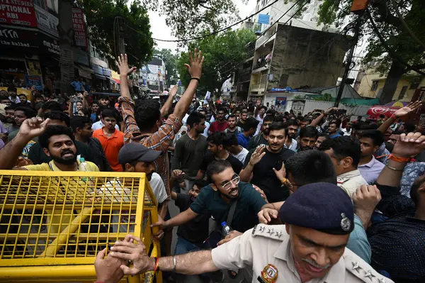 NEW DELHI, INDIA - 31 Temmuz 2024 'te öğrenciler, Rau' nun Eski Rajinder Nagar 'daki antrenörlük merkezinin önünde 3 UPSE adayının geçen hafta, Yeni Delhi, Hindistan' da 31 Temmuz 2024 'te suda boğulması sonucu hayatını kaybetmesini protesto ettiler. (Fotoğraf: Salman Ali / Hindustan Times )