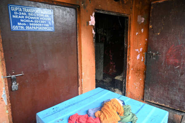 НОЙДА, ИНДИЯ - 31 ИЮЛЯ: Трое детей одной семьи погибли при пожаре в доме в Секторе 8, и состояние отца является критическим, 31 июля 2024 года в Нуиде, Индия. По данным полиции, пожарные получили информацию о