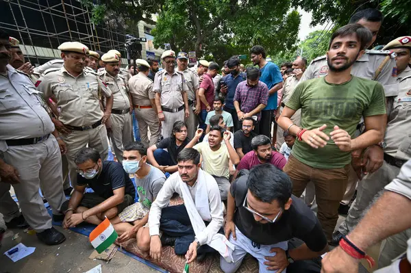 NEW DELHI, INDIA - 31 Temmuz: Delhi polis yetkilileri, Rau 'nun IAS Çalışma Çemberi önünde protestocularla konuşurken görüldü.