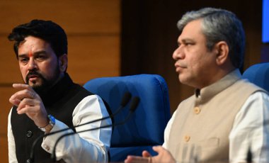 NEW DELHI, INDIA - 29 Şubat 2024: Birlik Enformasyon ve Yayın Bakanı Anurag Singh Thakur ve Birlik Elektronik ve Bilgi Teknolojileri Bakanı Ashwini Vaishnaw, Ulusal Medya Merkezi Kabine Kararı hakkında basına brifing verdi.