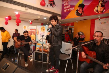 NEW DELHI, INDIA -FEBRUARY 16, 2024: Euphoria Band kurucusu ve baş vokalisti Palash Sen, HT Citys 'in 25. yaş günü kutlamasında sahne aldı