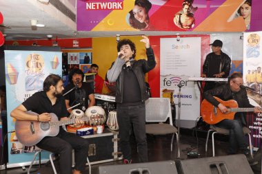 NEW DELHI, INDIA -FEBRUARY 16, 2024: Euphoria Band kurucusu ve baş vokalisti Palash Sen, HT Citys 'in 25. yaş günü kutlamasında sahne aldı