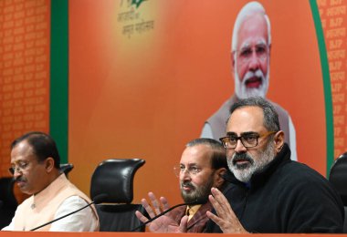 NEW DELHI, INDIA - FEBRUARY 7, 2024: Birlik Bakanı V. Muraleedharan, Rajeev Chandrasekhar & Prakash Javadekar 7 Şubat 2024 tarihinde Hindistan 'ın Yeni Delhi kentinde düzenlenen basın toplantısında ortak bir konuşma yaptı. BJP lideri Prakash Javadekar.