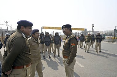 NEW DELHI, INDIA -FEBRUARY 14 Şubat 2024: Çiftçilerin 'Delhi Chalo' yürüyüşü nedeniyle Singhu sınırında görevli güvenlik personeli, 14 Şubat 2024 tarihinde Hindistan 'ın Yeni Delhi kentinde. Çok sayıda polis ve paramiliter personel görevlendirildi..