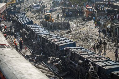 NEW DELHI, Hindistan - 17 Şubat 2024: Patel Nagar-Dayabasti bölümünde raydan çıkan 10 vagon yük treni manzarası. Olay, Cumartesi sabahı Zakhira üstgeçidinde tren geçerken meydana geldi.