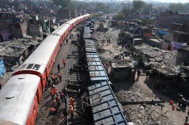 NEW DELHI, INDIA -17 Şubat: 10 vagon mal treninin görüntüsü 17 Şubat 2024 tarihinde Yeni Delhi, Hindistan 'da Patel Nagar-Dayabasti bölümünde raydan çıktı. Olay, tren Zakhira köprüsünün altından geçerken oldu. 