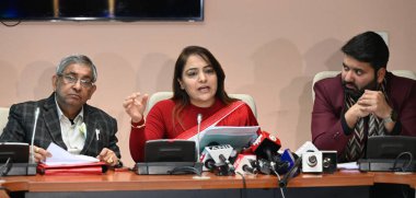 NEW DELHI, INDIA - 8 Şubat 2024: Delhi Belediye Başkanı Shelly Oberoi, (C) MCD Genel Başkanı Mukesh Goyal, (L) Delhi Belediye Başkan Yardımcısı Aaley Mohammad Iqbal (R) Delhi MCD Bütçesini geçtikten sonra basın mensuplarına seslendi.