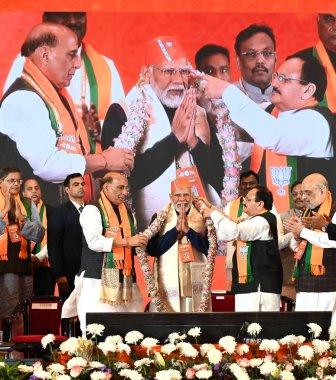 Yeni Delhi, Hindistan - 17 Şubat 2024: Başbakan Narendra Modi ile İçişleri Bakanı Amit Şah, Savunma Bakanı Rajnath Singh ve BJP Ulusal Kongresi sırasında BJP Ulusal Başkanı JP Nadda Yeni Delhi, Pragati Meydan.