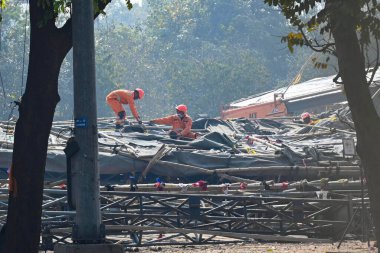 NEW DELHI, INDIA - 17 Şubat 2024: NDRF, Delhi Polisi ve itfaiyesi ile birlikte, JLN Stadyumu 'ndaki geçici bir yapı çöktükten sonra, 17 Şubat 2024' te Hindistan 'ın Yeni Delhi kentinde birçok işçinin yaralanması üzerine kurtarma operasyonları yürüttü..