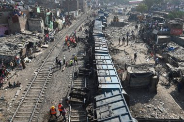 NEW DELHI, INDIA -17 Şubat: 10 vagon mal treninin görüntüsü 17 Şubat 2024 tarihinde Yeni Delhi, Hindistan 'da Patel Nagar-Dayabasti bölümünde raydan çıktı. Olay, tren Zakhira köprüsünün altından geçerken oldu. 