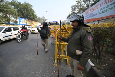 NEW DELHI, INDIA - 14 FEBRUARY: Delhi Polisi Minto Köprüsü üzerinde barikat kurdu Delhi Chalo protesto yürüyüşü için çiftçilerin 14 Şubat 2024 tarihinde Yeni Delhi, Hindistan 'da.