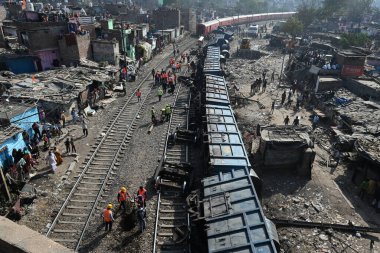 NEW DELHI, INDIA -17 Şubat: 10 vagon mal treninin görüntüsü 17 Şubat 2024 tarihinde Yeni Delhi, Hindistan 'da Patel Nagar-Dayabasti bölümünde raydan çıktı. Olay, tren Zakhira köprüsünün altından geçerken oldu. 