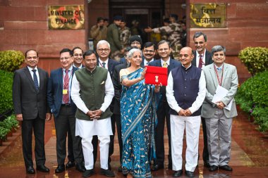 NEW DELHI, INDIA - FEBRUARY 1, 2024: Nirmala Sitharaman, Birlik Maliye Bakanı Bhagwat Karad ve Pankaj Chaudhary MOS Finans Bakanlığı, geçici Bütçe sunumu öncesinde Maliye Bakanlığı 'ndan ayrıldı.