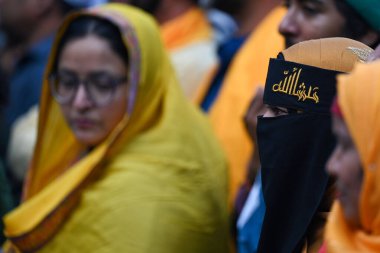 NEW DELHI, INDIA - 14 Şubat 2024: İnsanlar Vasant Panchami festivalini kutlamak için 14 Şubat 2024 tarihinde Hindistan 'ın Yeni Delhi kentinde toplandı.. 