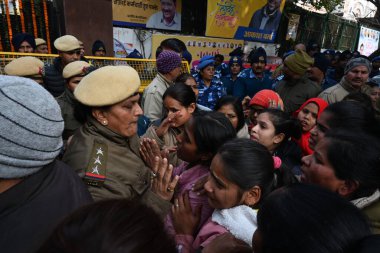 NEW DELHI, INDIA - 29 HAZİRAN 2024: DTC otobüs şerifleri hükümete karşı sloganlar atarak Delhi polisiyle çatıştı ve aynı departmanda, AAP karargahında iş için bir gösteri düzenledi