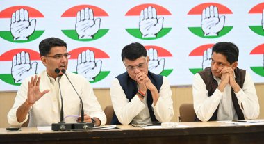 NEW DELHI, INDIA - 26 Şubat 2024: Kongre liderleri, Sachin Pilot ve Deepender Singh Hooda ve Pawan Khera, 26 Şubat 2024 'te AICC Genel Merkezi' nde Agnipath Şeması konusunda bir basın toplantısı düzenledi..