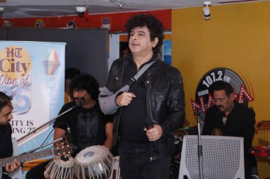 NEW DELHI, INDIA -FEBRUARY 16, 2024: Euphoria Band kurucusu ve baş vokalisti Palash Sen, HT Citys 'in 25. yaş günü kutlamasında sahne aldı